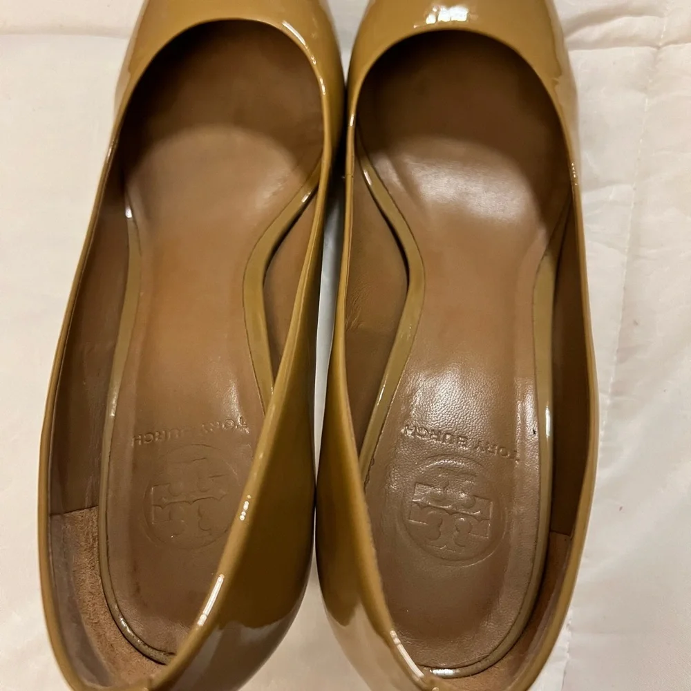 Tory Burch Camel Patent Leather Heels - Picture 9 of 11